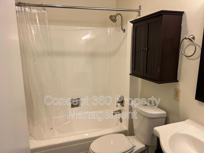 Building Photo - 13525 3/4-13524 Village Dr