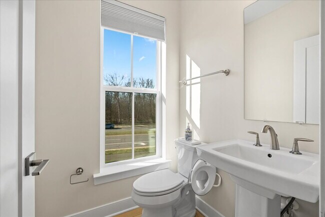 Building Photo - Stunning 4BR / 4.5BA End-Unit Townhome in Brambleton - Built in 2024!