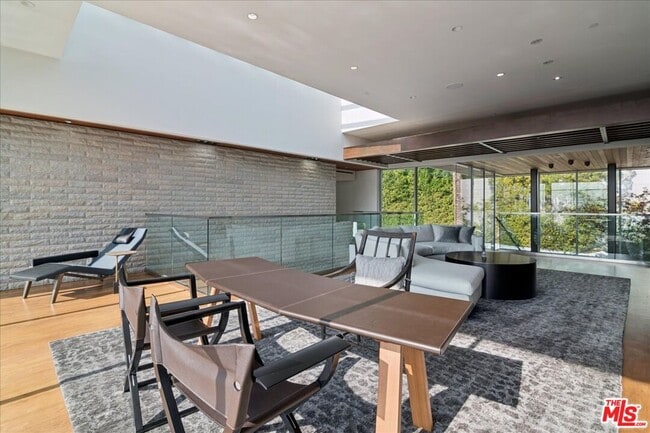 Building Photo - 1232 Sunset Plaza Dr