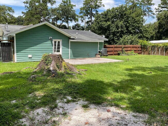 Building Photo - "Charming 3-Bedroom Haven with 2 Full Bath...