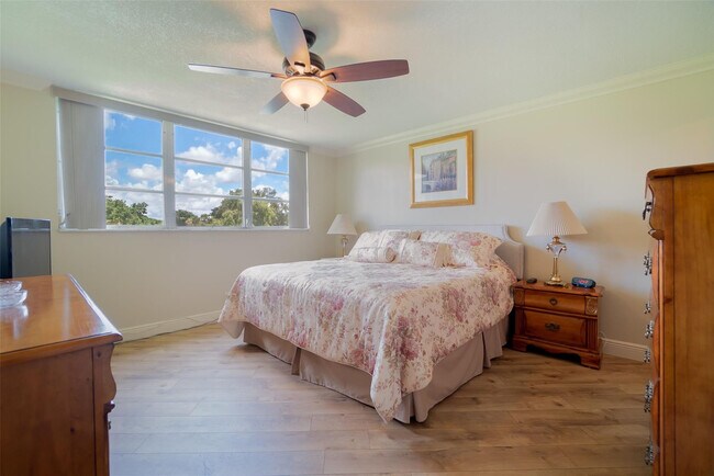 Building Photo - 820 S Hollybrook Dr