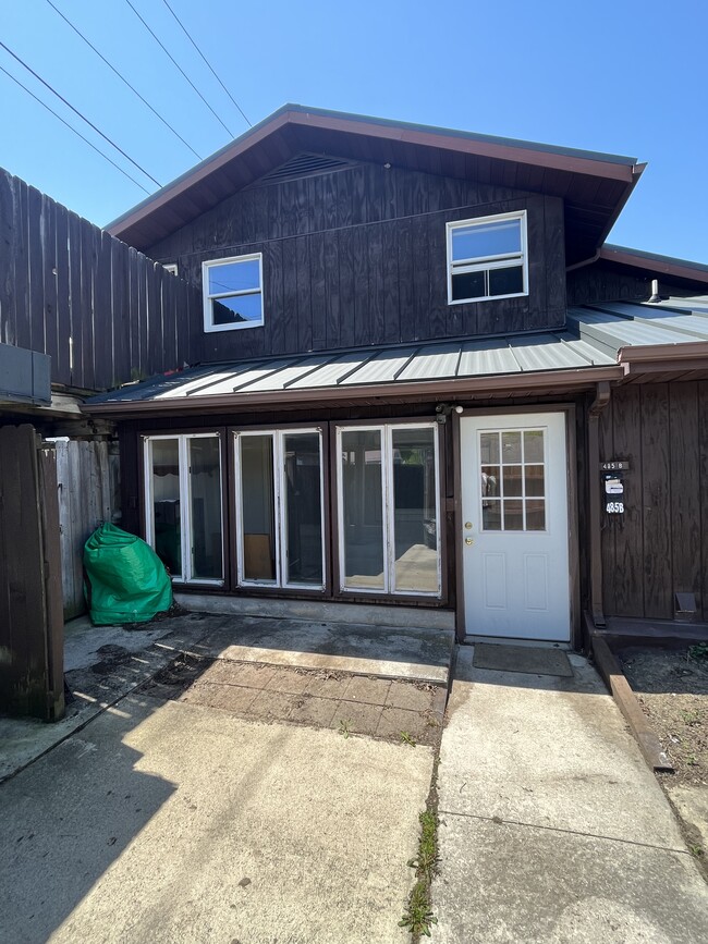 Primary Photo - 485 W Perry St