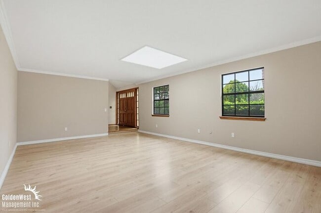 Building Photo - Spacious and Inviting 4Bdm 3Ba Home Nestled in the Scenic Hills of Fallbrook!