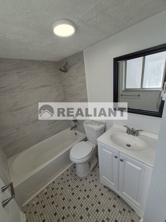 Building Photo - 922 Highland Ave