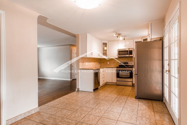 Building Photo - 1/2 Duplex with Central AC and Fenced Yard