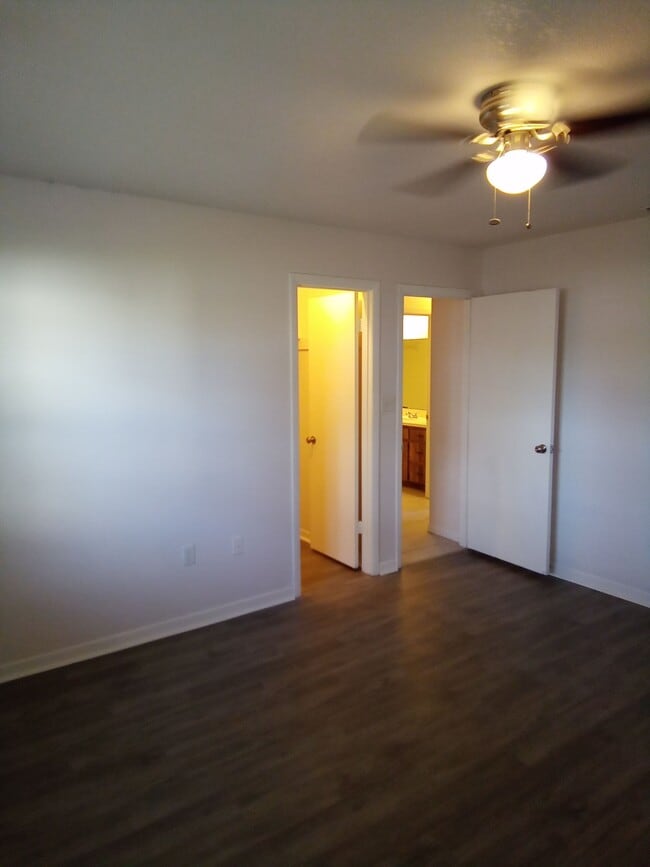 Building Photo - 724 W Alamo Dr