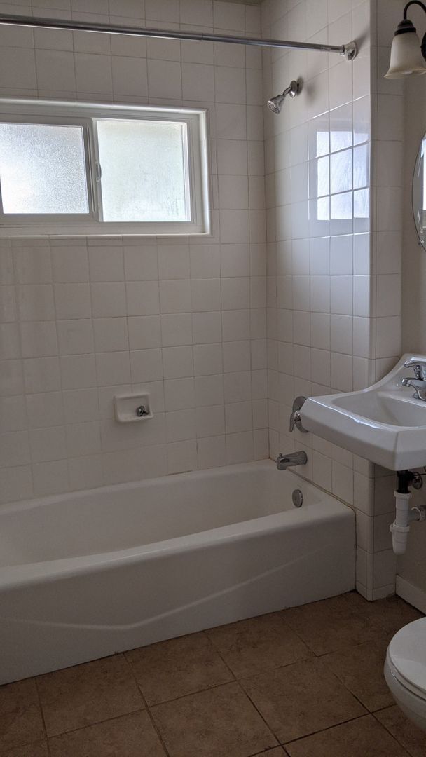 Building Photo - 673 Santa Rosa St