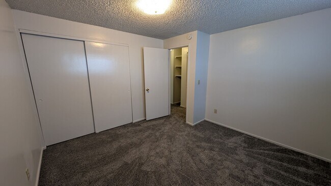 Building Photo - 2 bedroom 1 bath apartment. *1/2 off your first months rent if your application is approved by Ap...
