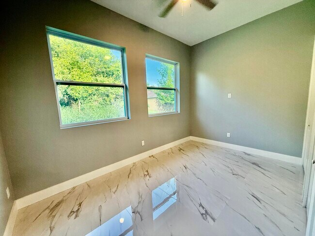 Building Photo - 660 NE Moss Rose Pl