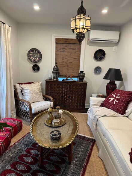 Living room - 213 E Lakewood Rd