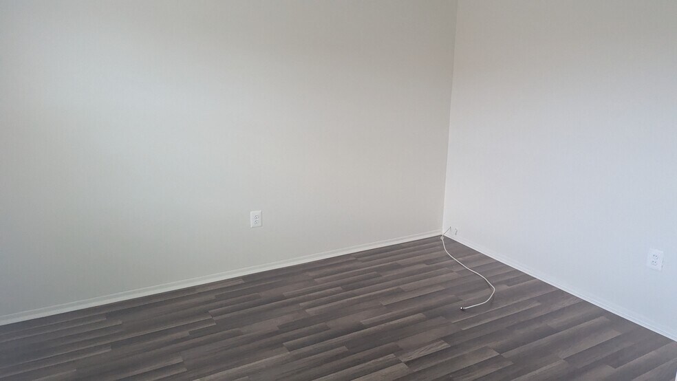 Building Photo - 1204 N Oaks Blvd