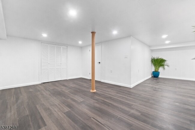 Building Photo - 656 Park Ave