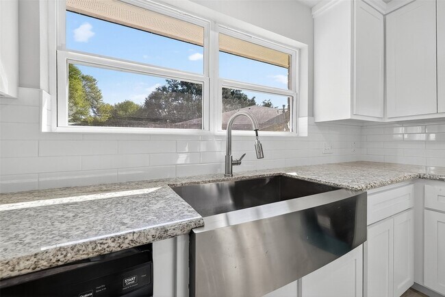 Building Photo - 10603 Highland Woods Dr