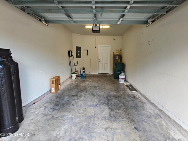 Building Photo - 6918 Roundleaf Dr