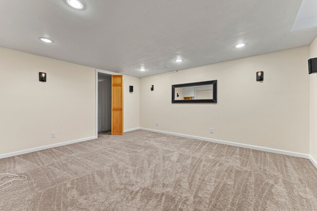 Building Photo - 2/1 One level with finished basement in St...