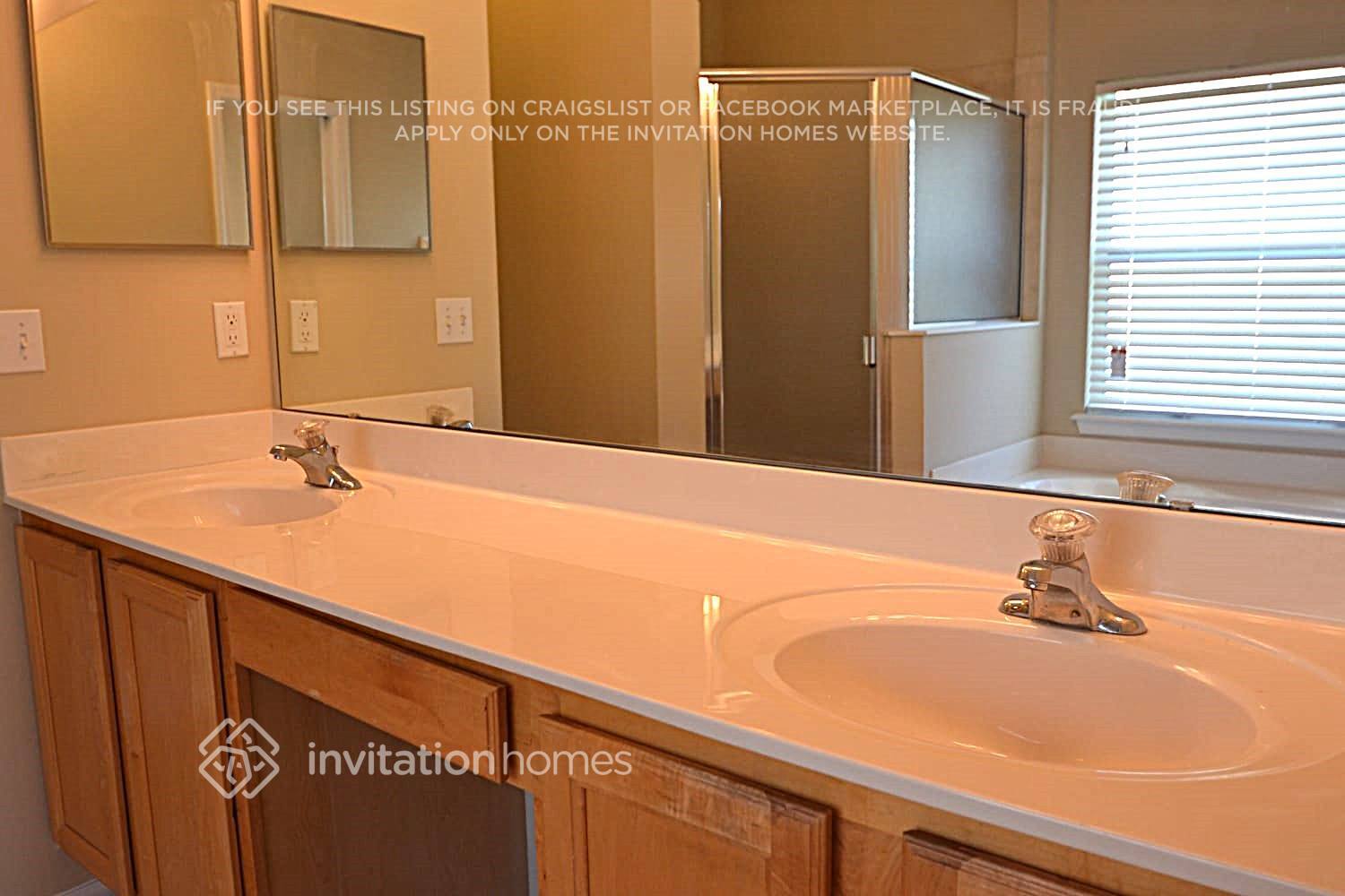 Building Photo - 3745 Briar Ln