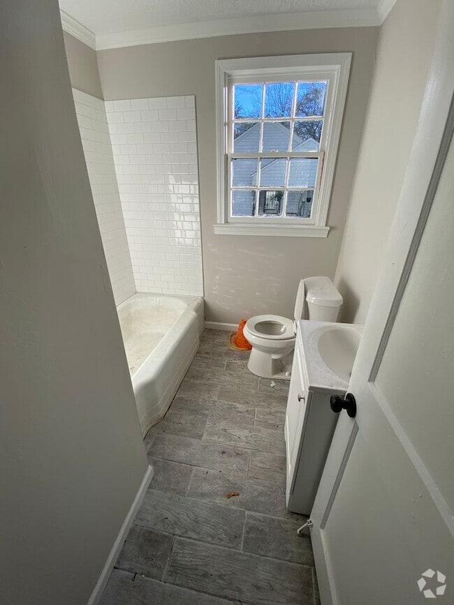 Building Photo - Newly Renovated 3 Bed / 2 Bath in Broadmoo...