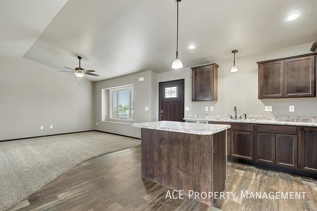 Building Photo - 513 Pride Ct