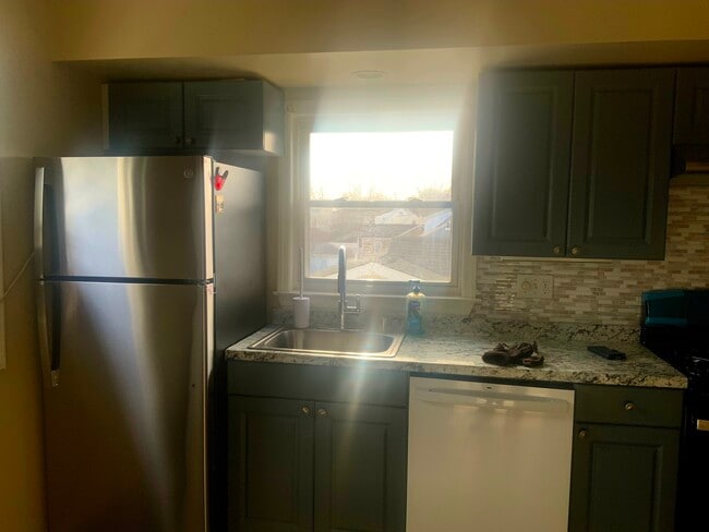 Building Photo - 712 John St