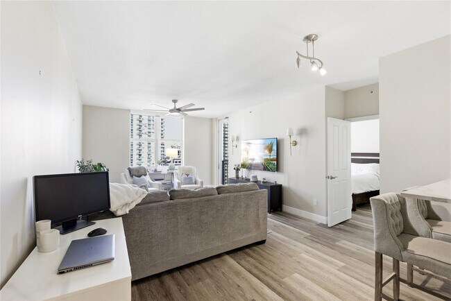 Building Photo - 511 SE 5 Ave