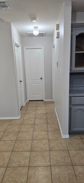 Building Photo - 1802 Bronze