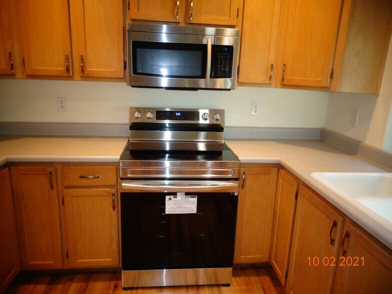 Brand New Electric Range - 17612 SW Bany Rd