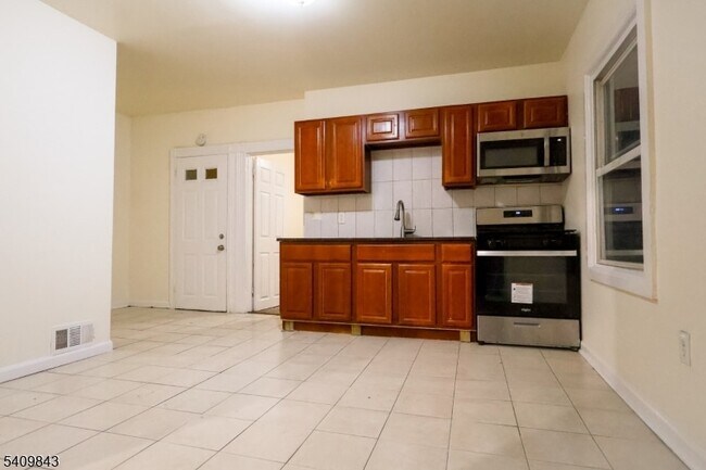 Building Photo - 405 S 12th St