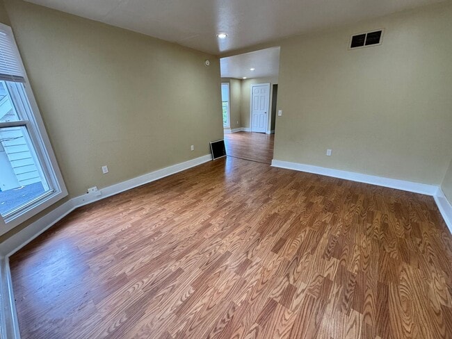 Building Photo - 1565 Jermain Dr