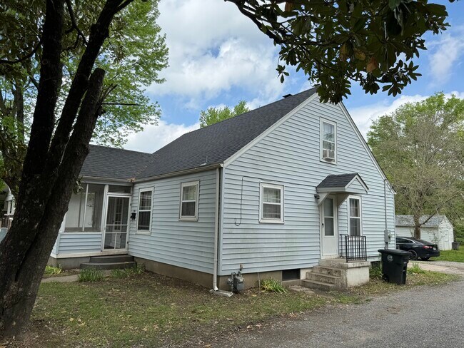 Side View - 1112 William St