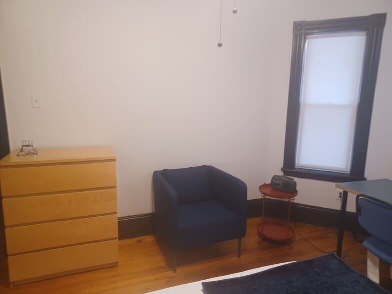 4 Drawer Dresser - 8 Buttonwood St