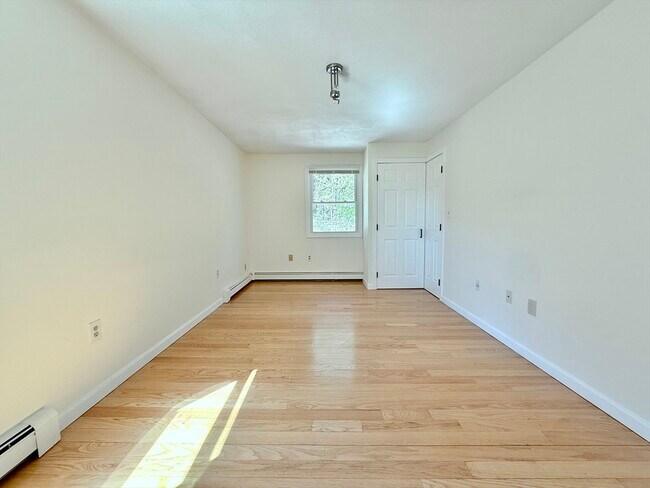Building Photo - 6 Larch St