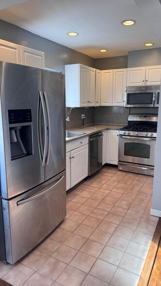 Building Photo - 330 S Broadway