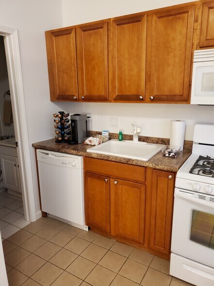 Kitchen - 3034 N Drake Ave