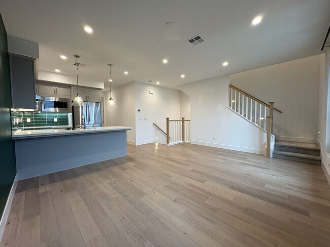 Building Photo - Modern 3BR/3BA Townhome in Prime Mountain View Location