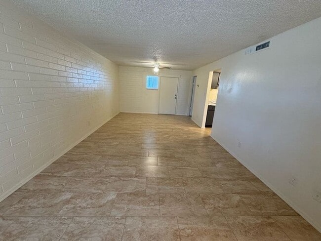 Building Photo - Holiday Gardens 3br Townhome
