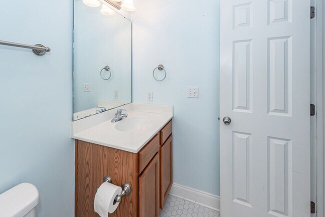 Building Photo - 3 Bedroom, 2.5 Bathroom Townhome in Oak Terrace Preserve - Park Circle