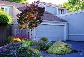 Building Photo - Virginia Hills-3 BR, 2.5 Bath Townhome wit...