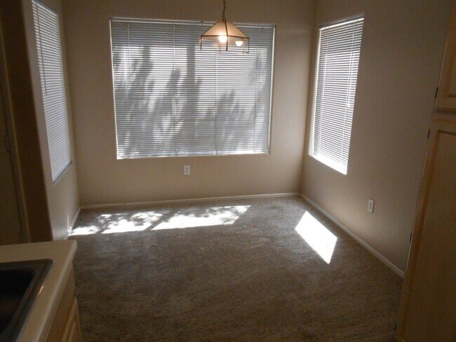 Building Photo - Spacious 2 Bedroom Condo in Gated Community