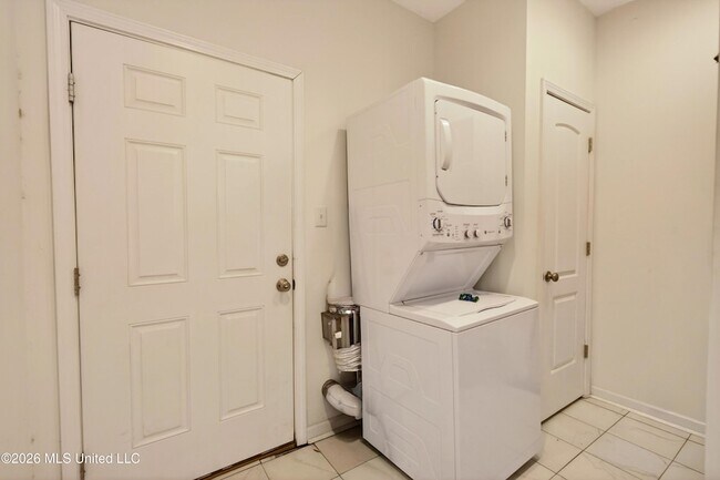 Building Photo - 153 Markham Dr
