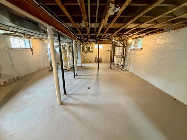 Building Photo - 9516 Wayburn St