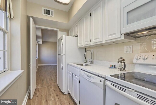 Building Photo - 1322 Fort Myer Dr
