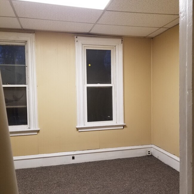 Living Area - 432 N Entrance Ave