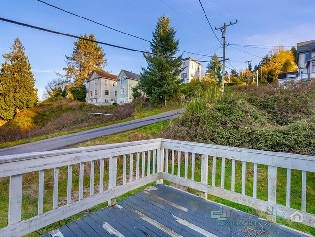 Building Photo - $500 OFF Special - Beautiful 4 Bed/1 Bath Home in Astoria