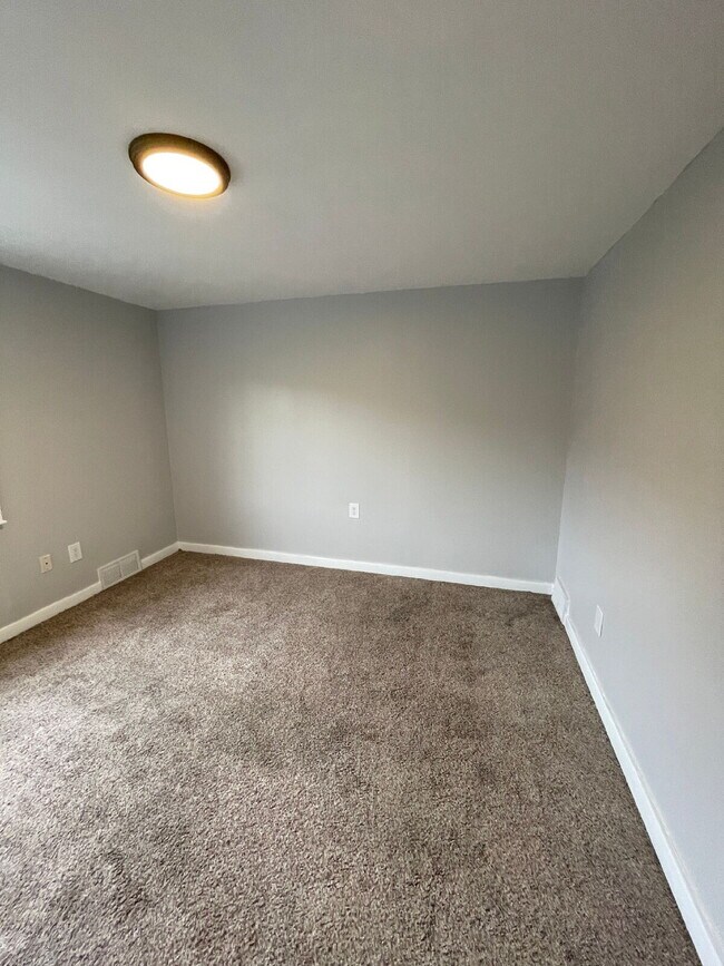 Building Photo - Renovated 2 bed 1 bath apartment in South Side!