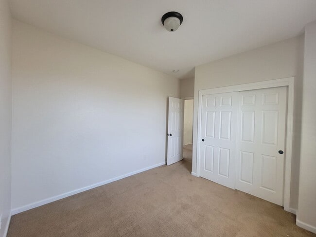 Building Photo - Beautiful 2 bedroom 2.5 bath home in Avalon Gated Community!!