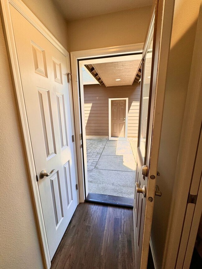 Building Photo - Beautiful Pet Friendly South Corvallis Home