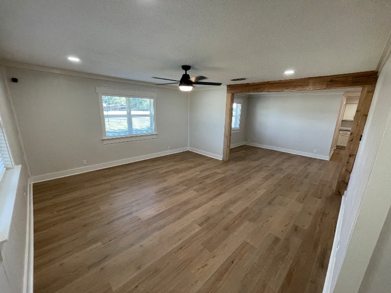 Building Photo - 604 12th St SE