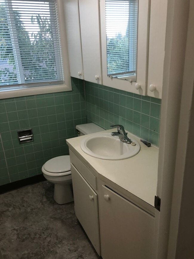 Building Photo - Large upstairs 2 bedroom apartment!