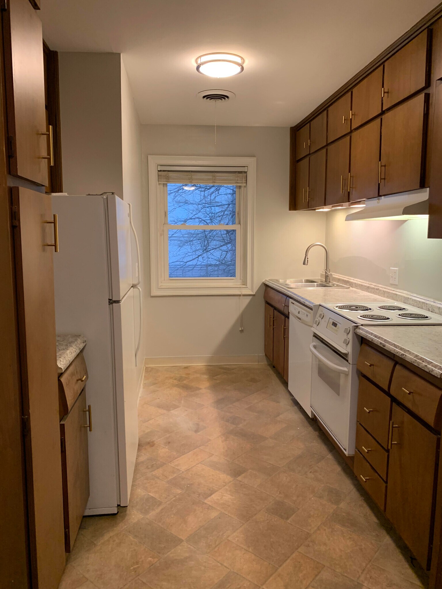 Building Photo - 3668 Kingsboro Rd NE