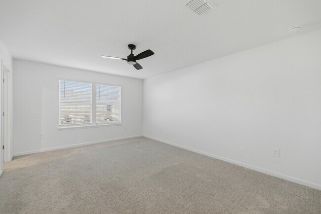 Building Photo - 3-Bedroom Oak Hammock Townhome – Internet Included!